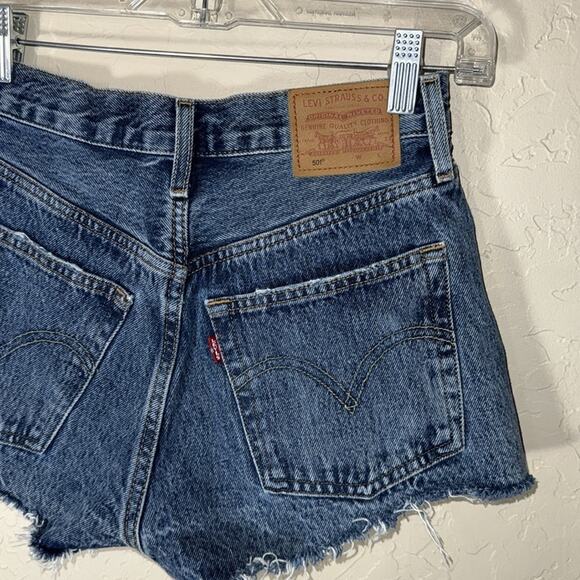 Levi’s 501 jean shorts distressed cut offs - Picture 3 of 7
